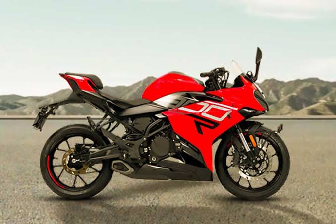 RR300: Indian Sportbike Scene mein Choti Chinese Rocket — Stylish, Sasta, Sporty!